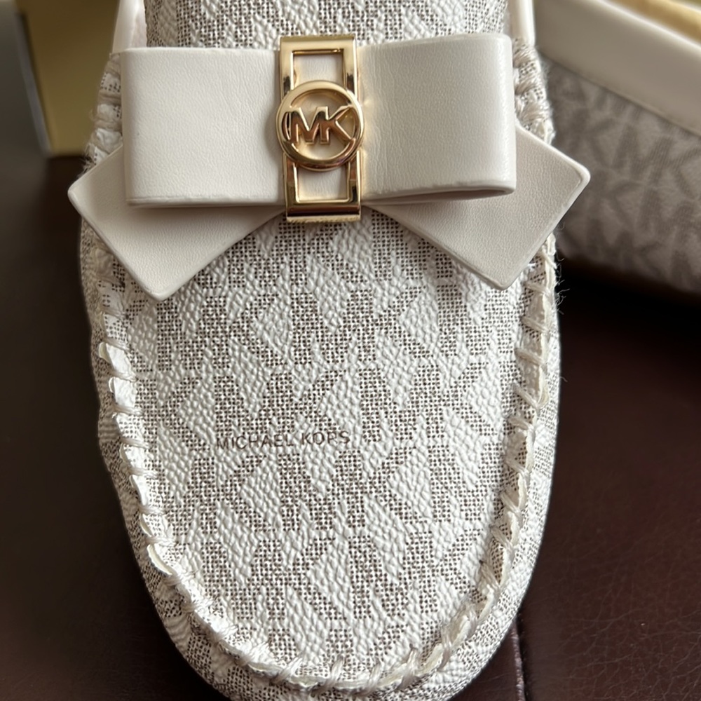 Michael Kors Erica Slipper Signature Vanilla  9 - Picture 9 of 12